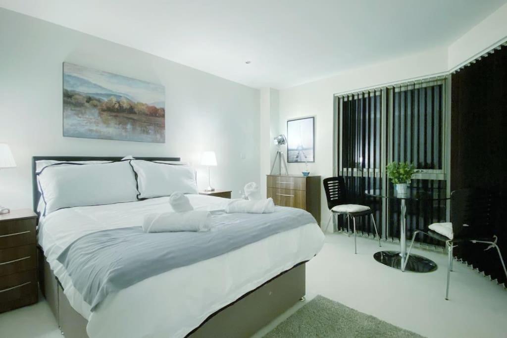 Two Bedroom Luxury Apt With Film Style Swansea Exterior foto